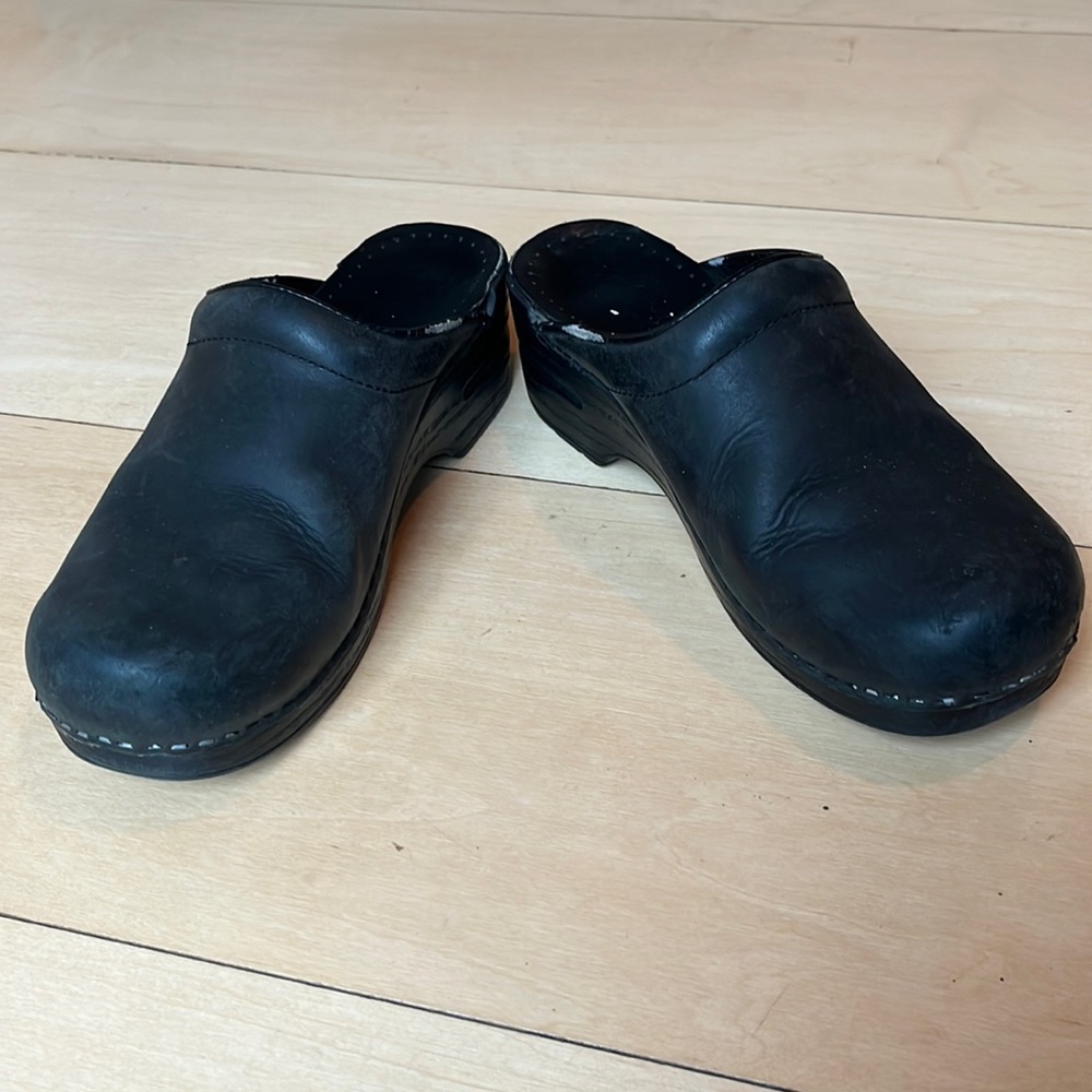 Dansko Women’s Black Leather Slip On Clogs Size 38 EU , 7 - 7.5 Womens US